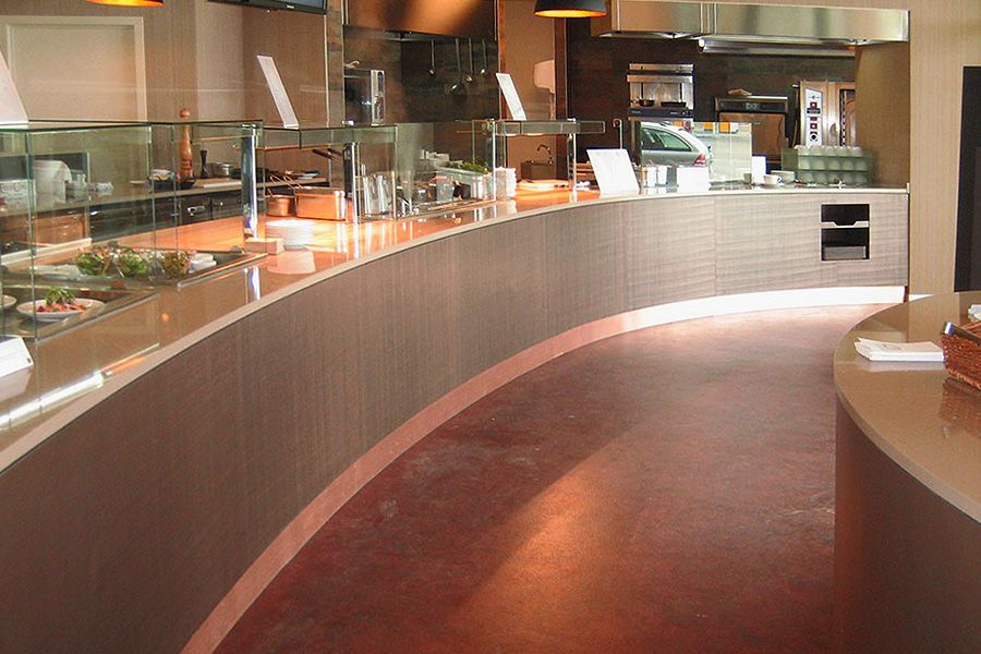 Ausgabe Vitrinen für Gerichte & Lebensmittel im Bogen einer Kantine